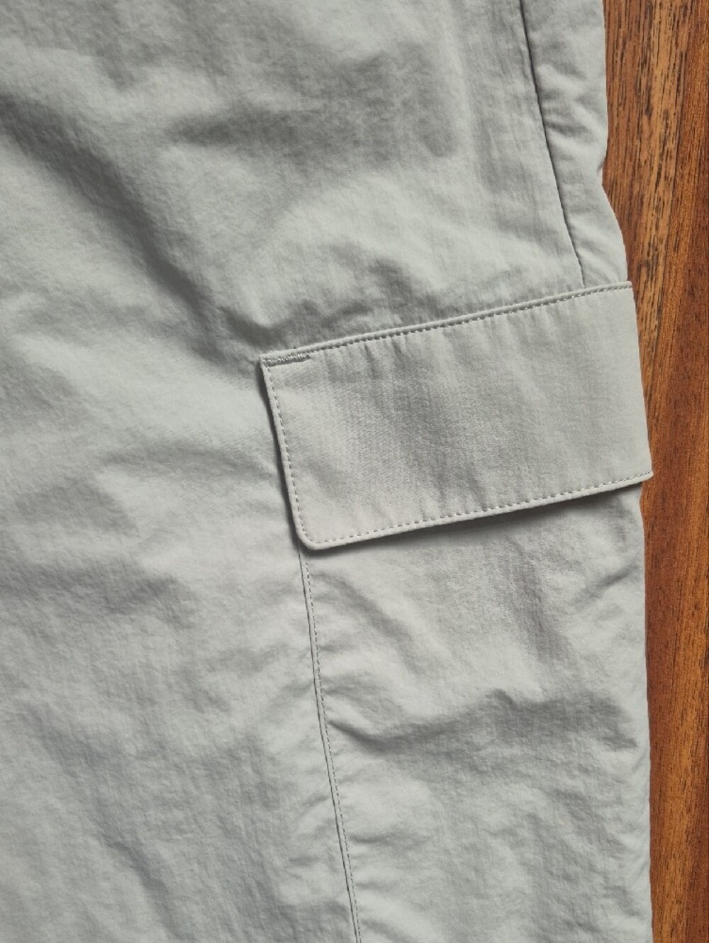 Relaxed Wide-Leg Cargo Pants in Light Gray - Picture 4 of 7